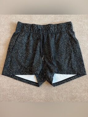 Lululemon Women’s Sz 4 On The Fly Shorts Soundwave White Black